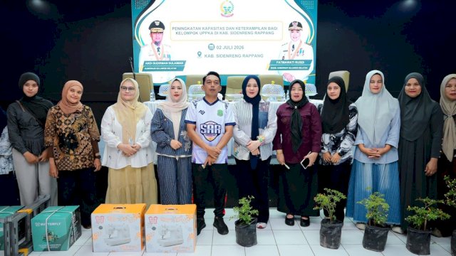 Wagub Sulsel Fatmawati Serahkan Bantuan Program UPPKA Untuk Perempuan Produktif Sidrap