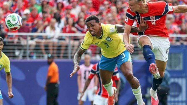 Momen Erling Haaland menyundul bola yang mengarah tepat ke gawang Alisson Becker saat laga 16 besar Piala Dunia 2026 antara Norwegia kontra Brasil. (Foto: Ig/@433) 