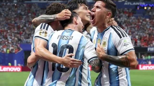 Lionel Messi dan rekannya merayakan gol kemenangan atas Mesir di babak 16 besar Piala Dunia 2026. (Foto: FIFA) 