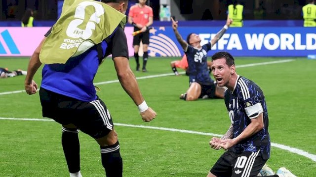 Meski tak mencetak gol ke gawang Inggris, Lionel Messi merayakan kemenangan dan melaju ke final Piala Dunia 2026. (Foto: FIFA) 