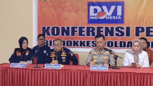 Kepala Biddokkes Polda Sulsel, Kombes Muhammad Haris (kiri) Kabid Humas Polda Sulsel, Kombes Pol Didik Supranoto (kanan) di Biddokkes Polda Sulsel, Rabu (22/7/2026). (Foto: Abatanews.com) 