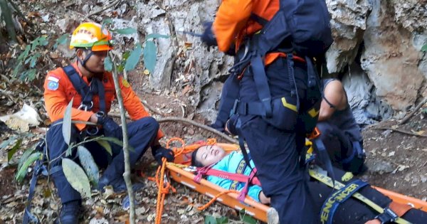 Terjebak di Gunung Goa Kalibbong Alloa Pangkep, Tim SAR Evakuasi 6 Mahasiswa Unhas
