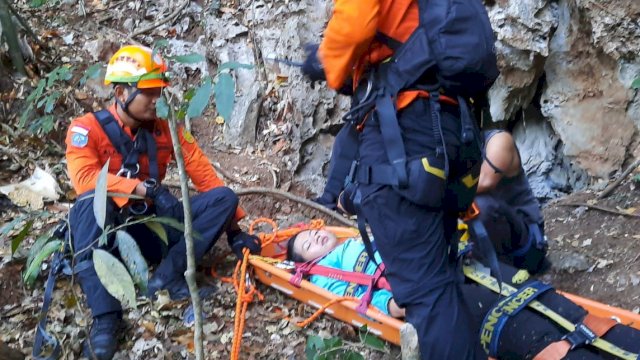 Terjebak di Gunung Goa Kalibbong Alloa Pangkep, Tim SAR Evakuasi 6 Mahasiswa Unhas