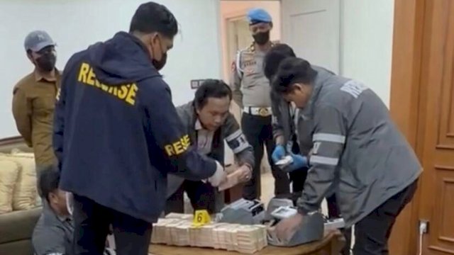 Rumah Mewah di Sentul City Digeledah Diduga Milik Jampidsus Febrie, Ditemukan 75 Kg Emas dan Uang Rp476 Miliar&nbsp;