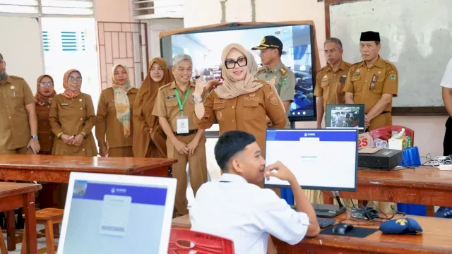 Bupati Barru Pantau Ujian Sekolah, Tekankan Peran Doa Orang Tua