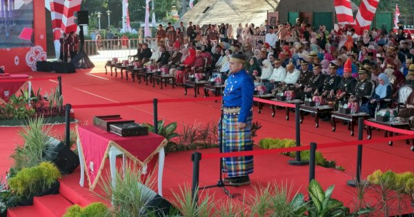 Munafri-Aliyah Kenakan Pakaian Adat di Upacara Penurunan Bendera HUT RI ke-81
