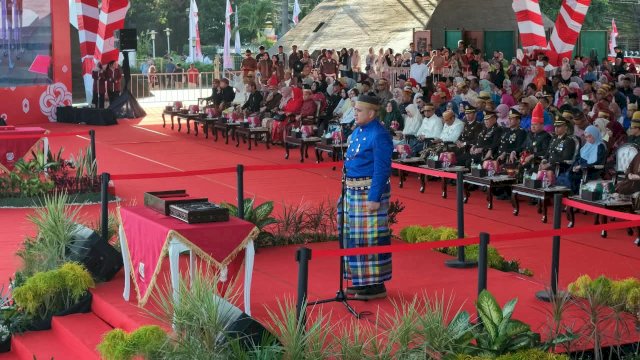Munafri-Aliyah Kenakan Pakaian Adat di Upacara Penurunan Bendera HUT RI ke-81