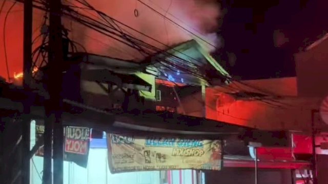 Kebakaran di Adiyaksa Baru, 4 Rumah dan 3 Kendaraan Hangus Dilalap Ap