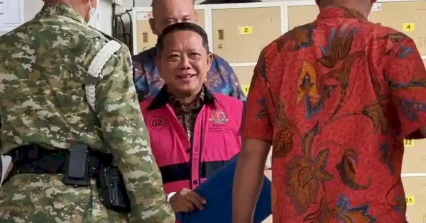 Eks Jampidsus Febrie Pakai Rompi Tahanan dan Diborgol Hadiri Pemeriksaan Perdana Kejagung