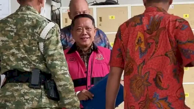 Eks Jampidsus Febrie Pakai Rompi Tahanan dan Diborgol Hadiri Pemeriksaan Perdana Kejagung