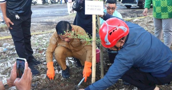 Gerakan Indonesia ASRI Digelar di Belakang Gudang Dolog Soreang, Wali Kota Parepare Tanam Ketapang Kencana