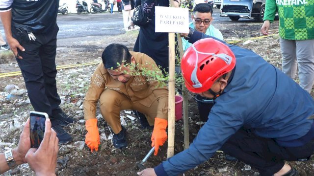 Gerakan Indonesia ASRI Digelar di Belakang Gudang Dolog Soreang, Wali Kota Parepare Tanam Ketapang Kencana
