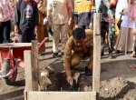 Wali Kota Tasming Salurkan Bantuan dan Letakkan Batu Pertama Rumah Korban Kebakaran Lumpue