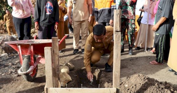 Wali Kota Tasming Salurkan Bantuan dan Letakkan Batu Pertama Rumah Korban Kebakaran Lumpue