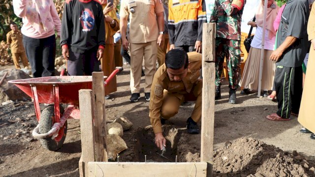 Wali Kota Tasming Salurkan Bantuan dan Letakkan Batu Pertama Rumah Korban Kebakaran Lumpue