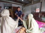 Tasming Hamid Salurkan Rastra Antar Langsung ke Rumah Warga, Lansia Juga Terima Bantuan Kursi Roda
