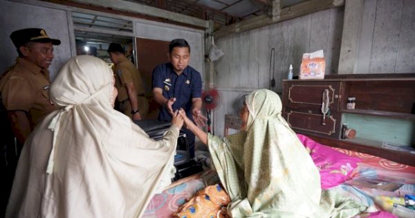 Tasming Hamid Salurkan Rastra Antar Langsung ke Rumah Warga, Lansia Juga Terima Bantuan Kursi Roda