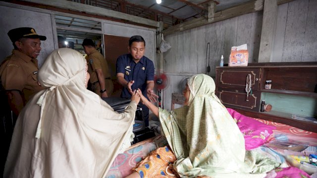 Tasming Hamid Salurkan Rastra Antar Langsung ke Rumah Warga, Lansia Juga Terima Bantuan Kursi Roda