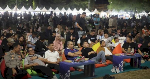 Tasming Hamid Nobar Piala Dunia 2026 Bersama Warga di Lapangan Andi Makkasau