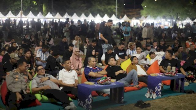 Tasming Hamid Nobar Piala Dunia 2026 Bersama Warga di Lapangan Andi Makkasau