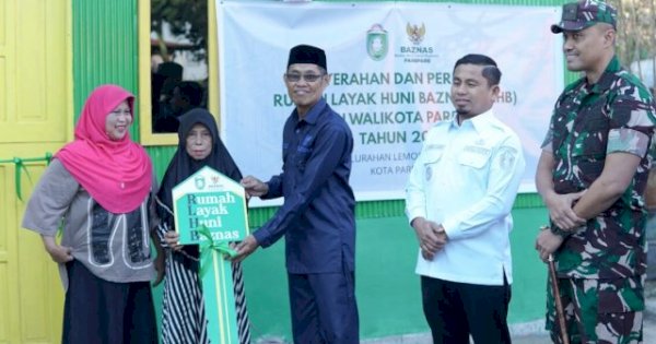 Tasming Hamid Hadiri Penyerahan Kunci Rumah Layak Huni untuk Korban Kebakaran di Lemoe