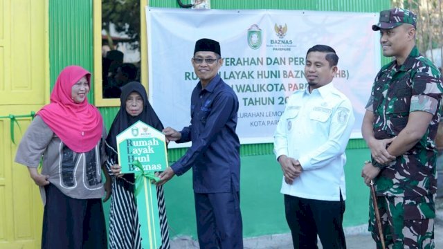 Tasming Hamid Hadiri Penyerahan Kunci Rumah Layak Huni untuk Korban Kebakaran di Lemoe