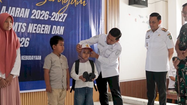 Tasming Hamid-Hermanto Realisasikan Janji Seragam Sekolah Gratis