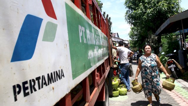 Ilustrasi warga membeli gas LPG 3 Kg. (Foto: Abatabews.com) 