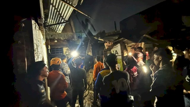 Kondisi rumah di Kandea pasca terbakar pada Senin malam (10/8/2026). (Foto: BPBD Makassar) 