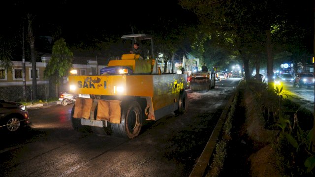 Salah satu ruas jalan di Sulsel dilakukan pengaspalan melalui program MYP Pemprov Sulsel. (Foto: Istimewa) 
