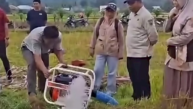 Tim Provinsi Sulsel membentuk Satgas pertanian melalui Dinas Tanaman Pangan, Hortikultura, dan Perkebunan (TPHBun) bersama dinas pertanian dari 24 kabupaten/kota secara serentak melakukan pompanisasi lahan pertanian untuk menghadapi ancaman puncak musim kemarau yang diperparah fenomena iklim El Nino. (Foto: Pemprov Sulsel). 