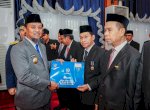 Pengabdian hingga 30 Tahun, Gubernur Sulsel Sematkan Satyalencana kepada 398 PNS