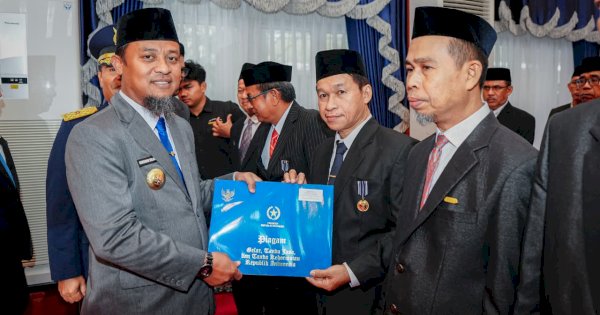 Pengabdian hingga 30 Tahun, Gubernur Sulsel Sematkan Satyalencana kepada 398 PNS
