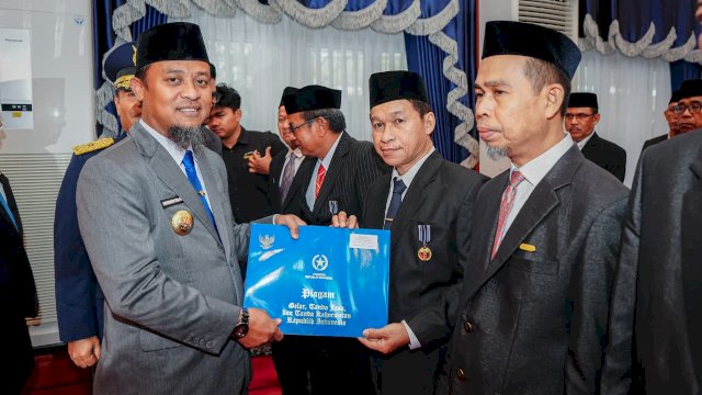 Gubernur Sulsel, Andi Sudirman Sulaiman saat menyematkan tanda Kehormatan Satyalencana Karya Satya kepada 398 PNS lingkup Pemprov Sulsel di Aula Asta Cita Rujab Gubernur Sulsel, Makassar, Jumat (14/8/2026). (Foto: Humas Pemprov Sulsel) 