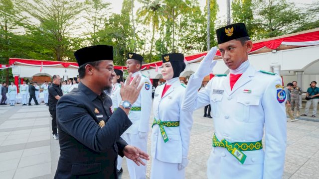 Gubernur Sulsel, Andi Sudirman Sulaiman mengukuhkan Paskibraka di Pelataran Merah Putih Rumah Jabatan Gubernur Sulsel, Kota Makassar, Jumat (14/8/2026). (Foto: Pemprov Sulsel) 