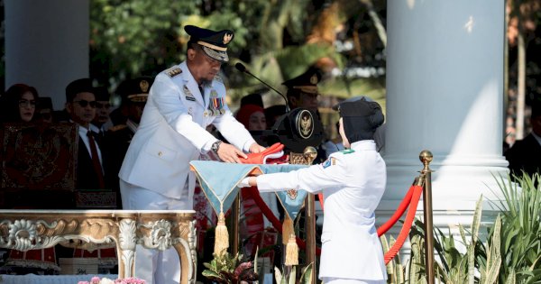 Gubernur Andi Sudirman Pimpin Detik-detik Pengibaran Merah Putih HUT ke-81 RI Tingkat Provinsi