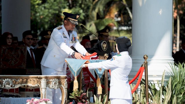 Gubernur Andi Sudirman Pimpin Detik-detik Pengibaran Merah Putih HUT ke-81 RI Tingkat Provinsi