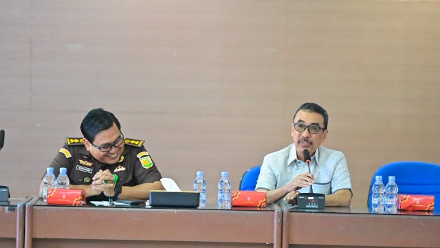 Plt Dirut PDAM Makassar Andi Syahrumsaat penyuluhan hukum dan penerangan bersama Kejati Sulsel di Aula Tirta Dharma Perumda Air Minum Kota Makassar, Jalan Ratulangi, Kamis (20/8/2026).