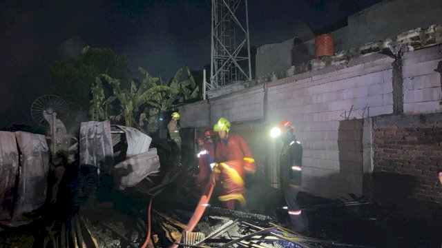 Penampakan bangunan usaha Somel Kayu di Jalan Praja Raya A3, Kecamatan Manggala, Makassar usai terjadi kebakaran. (Foto: Istimewa) 