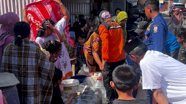 Warga di salah satu wilayah di Makassar mengantre air bersih yang disalurkan Pemkot Makassar. (Foto: BPBD Makassar) 