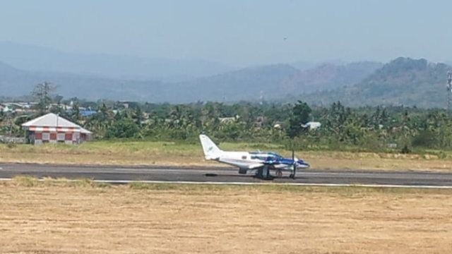 Pesawat PT VAST Intra Avia saat mengalami gangguan teknis di landasan pacu Bandara Sultan Hasanuddin, Kabupaten Maros, Sulsel, Rabu (26/8/2026). (Foto: Istimewa) 