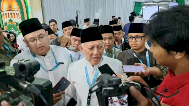 Gus Kikin saat ditemui awak media di Gedung Serba Guna (GSG) Pondok Pesantren Bahrul Ulum, Tambakberas, Jombang, Jawa Timur, Sabtu (29/8/2026) malam. (foto: Istimewa)