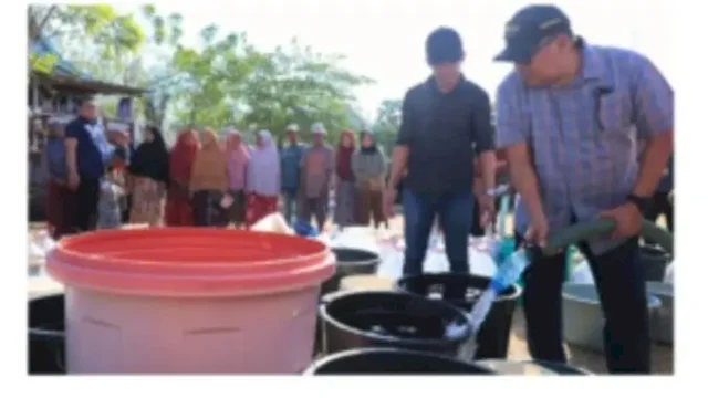 Akhir Pekan, Bupati Takalar Turun Distribusikan Bantuan Air Bersih ke Warga