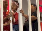 Viral! Kepala Bocah Nyangkut di Pagar Stadion saat Nonton Timnas Indonesia