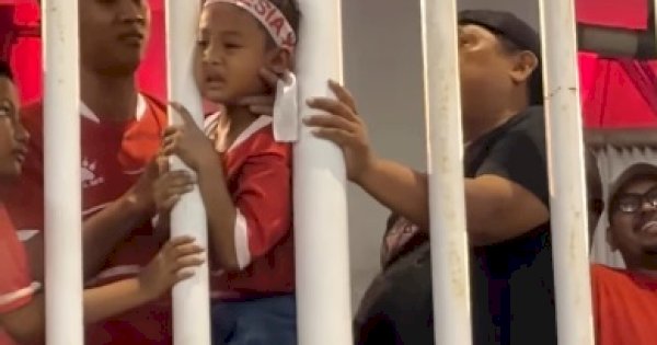Viral! Kepala Bocah Nyangkut di Pagar Stadion saat Nonton Timnas Indonesia