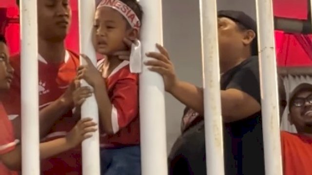 Viral! Kepala Bocah Nyangkut di Pagar Stadion saat Nonton Timnas Indonesia