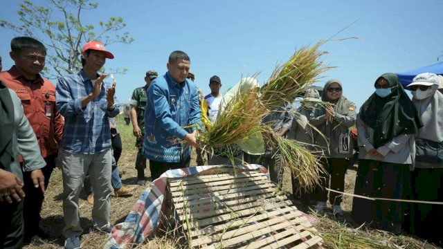 Wali Kota Munafri Salurkan 2.000 Liter Pupuk dan Ribuan Kilogram Benih untuk Kelompok Tani Makassar