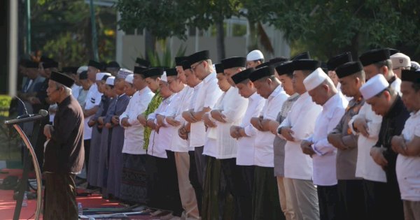 Kemarau Panjang, Wali Kota Makassar Bersama Warga Salat Istisqa di Al-Markaz