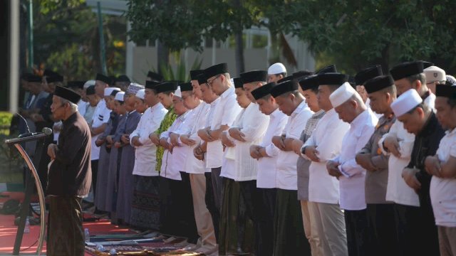 Kemarau Panjang, Wali Kota Makassar Bersama Warga Salat Istisqa di Al-Markaz