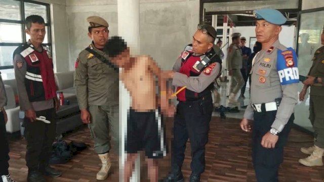 Polisi saat mengamankan pelaku curanmor.
